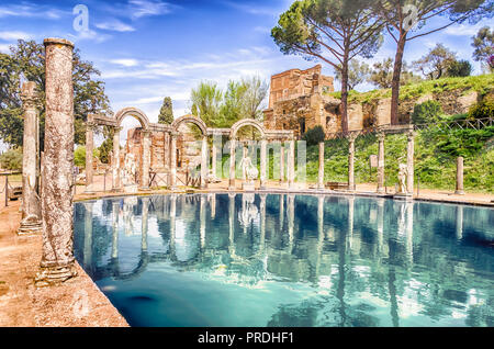 L'antica piscina chiamata Canopus, circondato da sculture greche in Villa Adriana (Villa Adriana), Tivoli, Italia Foto Stock