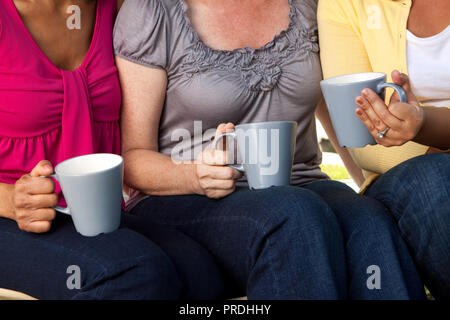 Ritratto di un gruppo eterogeneo di amici avente uno studio biblico. Foto Stock