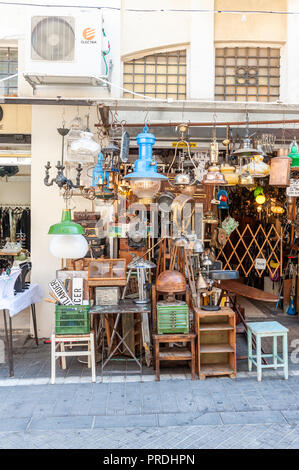 Israele, Tel Aviv - 28 Settembre 2018: Shuk hapishpeshim mercato delle pulci: arredamento e apparecchiature di illuminazione store Foto Stock