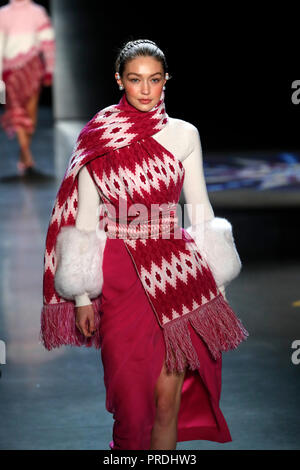 NEW YORK, NY - 11 febbraio: Gigi Hadid passeggiate la pista indossando Prabal Gurung Autunno 2018 a Gallery I a molla Studios in febbraio 11, 2018 a New Yor Foto Stock