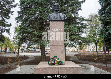 Palekh, nella regione di Ivanovo, Russia-19.09.2018: busto di Lenin su un alto piedistallo sulla piazza centrale 19.09.2018 in Palekh, nella regione di Ivanovo, Russia. Foto Stock