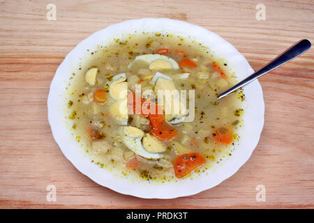 Bianco zuppa borscht sul tavolo di legno Foto Stock