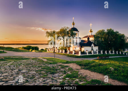 Chiesa di San Costantino ed Elena sull isola rurale Sviyažsk in Russia. Tramonto d'estate. Foto Stock