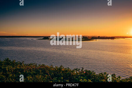 Estate tramonto sul fiume Volga. Piccola isola al centro. Foto Stock