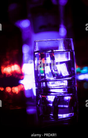 Illuminazione colorata di bicchieri nel night club bar. Foto Stock