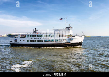 La città di New York, Stati Uniti d'America - 7 Giugno 2017: vista del traghetto che collega Manhattan, Ellis Island e Liberty Island vicino a New York City, Stati Uniti d'America Foto Stock