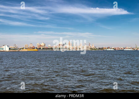 La città di New York, Stati Uniti d'America - 11 Giugno 2017: Il Staten Island Ferry doched in Battery Park terminale over Brooklyn Heights cityscape, New York City Foto Stock