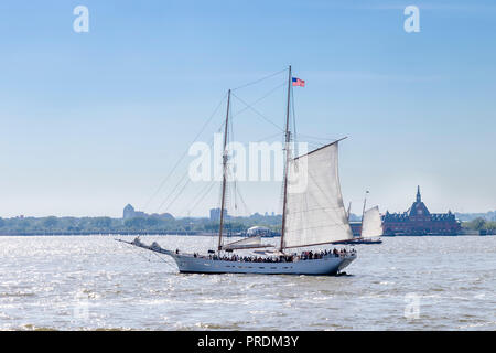 La città di New York, Stati Uniti d'America - 11 Giugno 2017: barca a vela vela in New York Bay Foto Stock