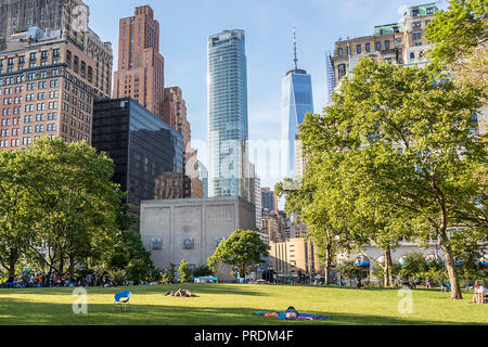 Le persone in un momento di relax a un parco pubblico nella città di New York Foto Stock