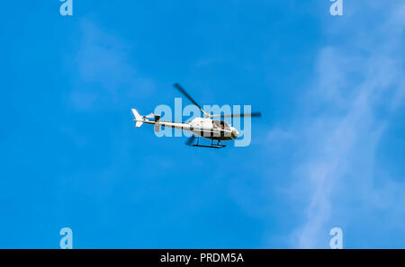 Tourist elicottero volando sul cielo blu chiaro Foto Stock