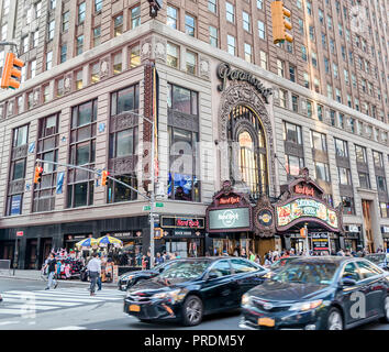 La città di New York, Stati Uniti d'America - 12 Giugno 2017: hard rock cafe, il ristorante, ingresso in Broadway, Times Square e Midtown Manhattan su grigio facciata di edificio backgrou Foto Stock