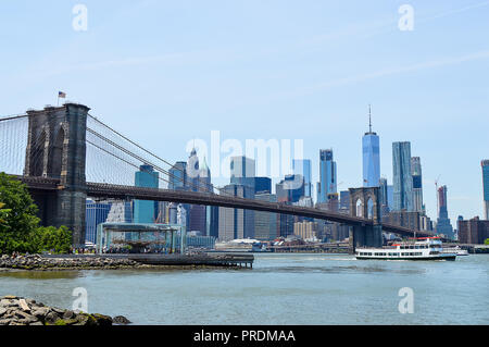 Vista del ponte di Brooklin una skyline di Manhattan Foto Stock