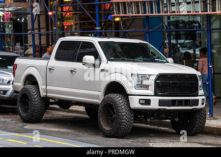 La città di New York, Stati Uniti d'America - 8 Giugno 2017: Bianco pick up truck parcheggiato a Manhattan, New York City il 8 giugno 2017 Foto Stock