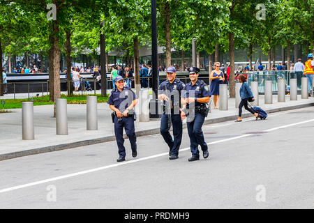 La città di New York, Stati Uniti d'America - 8 Giugno 2017: poliziotti armati pattugliano in una strada di Manhattan a New York City il 8 giugno 2017 Foto Stock