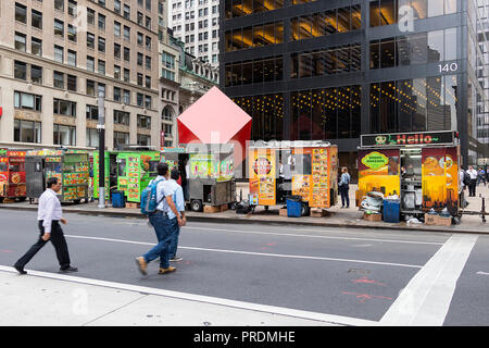 La città di New York, Stati Uniti d'America - 8 Giugno 2017: vista posteriore dei carrelli di cibo di strada i fornitori di prodotti alimentari a New York City il 8 giugno 2017 Foto Stock