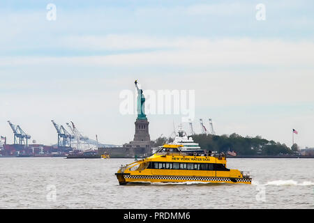 La città di New York, Stati Uniti d'America - 8 Giugno 2017: New York Water Taxi in Manhattan bay su Giugno 8, 2017, New York City Foto Stock
