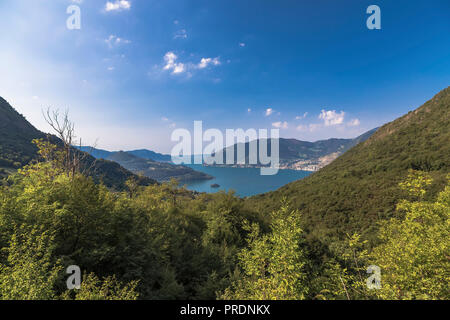 Le montagne della Lombardia, Lago d'Iseo e una piccola isola in esso. Italia Foto Stock