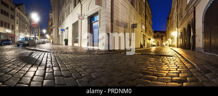 Praga di notte, vista panoramica di strade strette e case tradizionali di Mala Strana Foto Stock