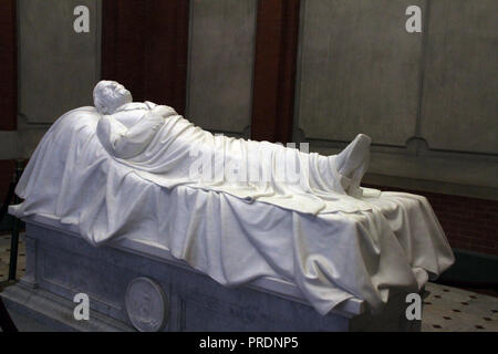 Interno della Lee Chapel nel campus di Washington e Lee University a Lexington, Virginia, Stati Uniti. La statua dei "rifugi recumbent", di E. Valentine. Foto Stock