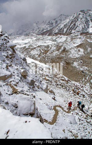 Il trekking salire al di sopra del ghiacciaio Ngozumpa verso Cho La Foto Stock