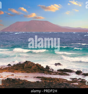 Nord di Fuerteventura: Corralejo Flag Beach, Isla de Lobos e Lanzarote in tutta l'acqua. Isole Canarie Spagna, composizione quadrata Foto Stock