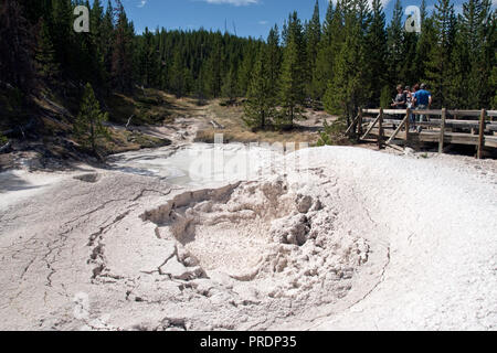 I turisti visualizza gli artisti Paintpots, gorgogliamento di una pozza di fango caldo, a sud di Norris Geyser Basin a Yellowstone Nat. Parco, Wyoming. Foto Stock