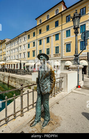 TRIESTE, ITALIA - Luglio 01, 2015: la statua del famoso poeta James Joyce al Ponte Rosso ponte in Trieste Foto Stock