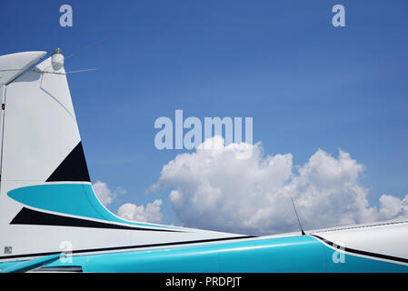 Coda di aeromobili Close up. Parte aereo contro il cielo blu con nuvole bianche sfondo. Foto Stock