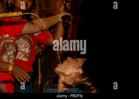 Indra Jatra locale di bere alcol in casa Foto Stock