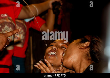 Indra Jatra locale di bere alcol in casa Foto Stock