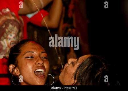 Indra Jatra locale di bere alcol in casa Foto Stock