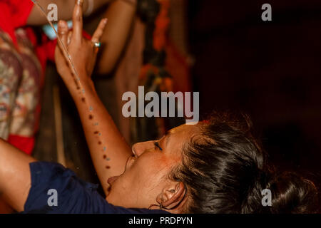 Indra Jatra locale di bere alcol in casa Foto Stock