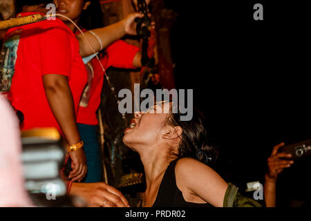 Indra Jatra locale di bere alcol in casa Foto Stock