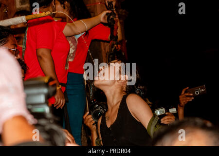 Indra Jatra locale di bere alcol in casa Foto Stock