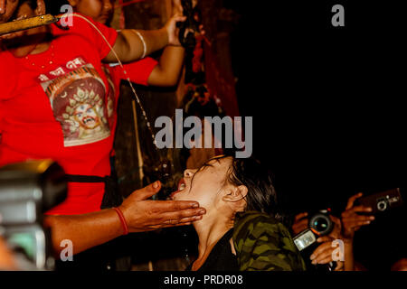 Indra Jatra locale di bere alcol in casa Foto Stock