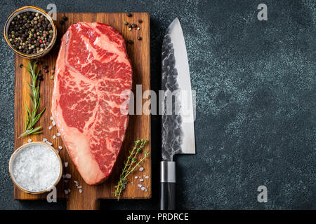 Fresche Materie Prime Black Angus bistecche di manzo con spezie in legno bo Foto Stock