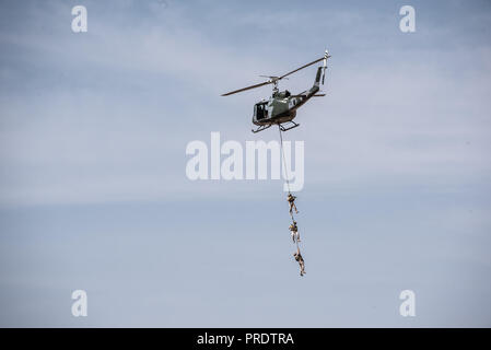 Bekaa Valley, il Libano. Il 30 settembre, 2018. Visualizzazione delle competenze e vigore al pubblico prima di Airforce libanese open day, tenutosi presso la Base Aerea Riyak nella valle della Bekaa. Credito: Elizabeth Fitt SOPA/images/ZUMA filo/Alamy Live News Foto Stock