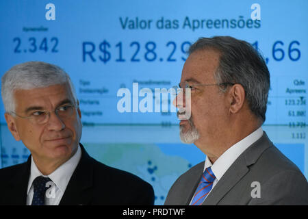 Brasilia, Brasile. 1° ottobre 2018. DF - Brasilia - 01/10/2018 - Apertura del centro di comando per il 2018 elezioni - Raul Jungmann, Ministro della pubblica sicurezza, accompagnata da Jorge Antonio Deher Rachid, Segretario delle entrate della Confederazione, partecipare a questo lunedì 1 ottobre, apertura del centro di comando delle Elezioni 2018 della Polizia Federale a Brasilia. Foto: Mateus Bonomi / AGIF Credito: AGIF/Alamy Live News Foto Stock