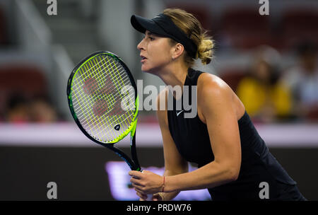 1 Ottobre 2018 - Belinda Bencic della Svizzera in azione durante il suo primo round in abbinamento al 2018 China Open WTA Premier obbligatorio il torneo di tennis di credito: AFP7/ZUMA filo/Alamy Live News Foto Stock