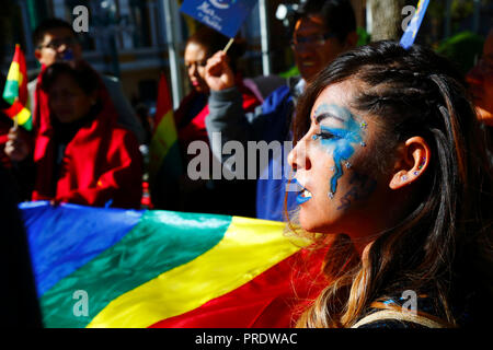 La Paz, Bolivia, 1 ottobre 2018. Una ragazza con Mar / Mare dipinta sul suo volto in un evento per la lettura della sentenza per il caso 'obbligo di negoziare l'accesso all'Oceano Pacifico (Bolivia contro Cile)' presso la Corte internazionale di giustizia dell'Aia. La Bolivia ha presentato il caso alla CICJ nel 2013; la Bolivia ha perso la sua provincia litoranea verso il Cile durante la guerra del Pacifico (1879-1884) e i negoziati precedenti non hanno compiuto alcun progresso dal punto di vista della Bolivia. Credit: James Brunker/Alamy Live News Foto Stock