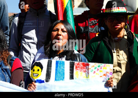 La Paz, Bolivia, 1 ottobre 2018. Un membro del movimento giovanile Generation Evo canta 'Mar Para Bolivia / Mare per la Bolivia' durante la lettura della sentenza per la causa 'obbligo di negoziare l'accesso all'Oceano Pacifico (Bolivia contro Cile)' presso la Corte internazionale di giustizia dell'Aia. La Bolivia ha presentato il caso alla CICJ nel 2013; la Bolivia ha perso la sua provincia litoranea verso il Cile durante la guerra del Pacifico (1879-1884) e i negoziati precedenti non hanno compiuto alcun progresso dal punto di vista della Bolivia. Credit: James Brunker/Alamy Live News Foto Stock