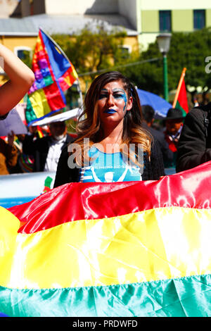 La Paz, Bolivia, 1 ottobre 2018. Un membro del movimento giovanile della Generacion Evo / Generation Evo detiene una bandiera boliviana gigante durante la sentenza per il caso "obbligo di negoziare l'accesso all'Oceano Pacifico (Bolivia contro Cile)" presso la Corte internazionale di giustizia dell'Aia. La Bolivia ha presentato il caso alla CICJ nel 2013; la Bolivia ha perso la sua provincia litoranea verso il Cile durante la guerra del Pacifico (1879-1884) e i negoziati precedenti non hanno compiuto alcun progresso dal punto di vista della Bolivia. Credit: James Brunker/Alamy Live News Foto Stock