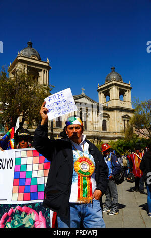 La Paz, Bolivia, 1 ottobre 2018. Un uomo detiene un cartello con libero accesso all'Oceano Pacifico scritto in inglese durante la sentenza per il caso "obbligo di negoziare l'accesso all'Oceano Pacifico (Bolivia contro Cile)" presso la Corte internazionale di giustizia dell'Aia. La Bolivia ha presentato il caso alla CICJ nel 2013; la Bolivia ha perso la sua provincia litoranea verso il Cile durante la guerra del Pacifico (1879-1884) e i negoziati precedenti non hanno compiuto alcun progresso dal punto di vista della Bolivia. Credit: James Brunker/Alamy Live News Foto Stock