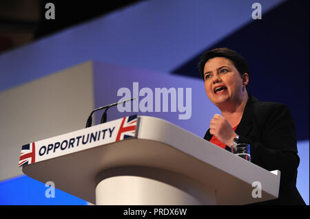 Birmingham, Inghilterra. 1 Ottobre, 2018. Ruth Davidson MP, leader del conservatore scozzese e il Partito unionista, arriva sul palco per consegnare il suo discorso alla conferenza sulla sessione pomeridiana della seconda giornata del partito conservatore conferenza annuale presso la Corte penale internazionale. Kevin Hayes/Alamy Live News Foto Stock