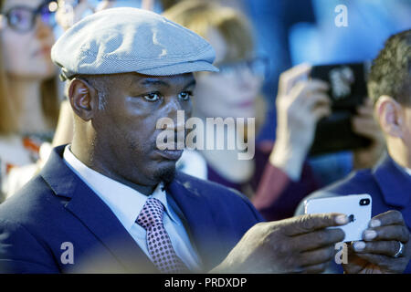 Kiev, Ucraina. 1 Ott 2018. Lennox Lewis, ex campione del pugilato è visto durante la cerimonia di apertura della 56th WBC Convention di Kiev. La cinquantaseiesima WBC Convenzione in cui prendono parte il pugilato leggende Evander Holyfield, Lennox Lewis, Eric Morales e circa 700 partecipanti provenienti da 160 paesi corre a Kiev dal 30 settembre al 5 ottobre. Credito: Pavlo Gonchar SOPA/images/ZUMA filo/Alamy Live News Foto Stock