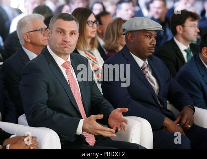 Kiev, Ucraina. 1 Ott 2018. Lennox Lewis, ex campione del pugilato (R) e Vitali Klitschko, ex Heavyweight Boxing e attuale campione sindaco di Kiev (L) visto durante la cerimonia di apertura della 56th WBC Convention di Kiev. La cinquantaseiesima WBC Convenzione in cui prendono parte il pugilato leggende Evander Holyfield, Lennox Lewis, Eric Morales e circa 700 partecipanti provenienti da 160 paesi corre a Kiev dal 30 settembre al 5 ottobre. Credito: Pavlo Gonchar SOPA/images/ZUMA filo/Alamy Live News Foto Stock