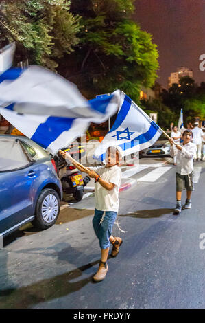 Israele, Tel Aviv - 1 Ottobre 2018: Simchat torah festa su Kikar Rabin. Questa importante festa ebraica celebra e segna la conclusione del ciclo annuale di Torah pubbliche letture, e l inizio di un nuovo ciclo (Michael Jacobs/Alamy live news) Credito: Michael Jacobs/Alamy Live News Foto Stock