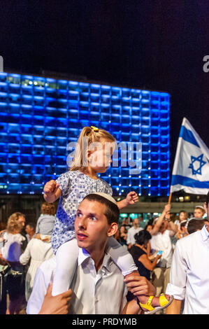 Israele, Tel Aviv - 1 Ottobre 2018: Simchat torah festa su Kikar Rabin. Questa importante festa ebraica celebra e segna la conclusione del ciclo annuale di Torah pubbliche letture, e l inizio di un nuovo ciclo (Michael Jacobs/Alamy live news) Credito: Michael Jacobs/Alamy Live News Foto Stock