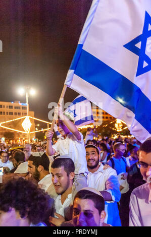 Israele, Tel Aviv - 1 Ottobre 2018: Simchat torah festa su Kikar Rabin. Questa importante festa ebraica celebra e segna la conclusione del ciclo annuale di Torah pubbliche letture, e l inizio di un nuovo ciclo (Michael Jacobs/Alamy live news) Credito: Michael Jacobs/Alamy Live News Foto Stock