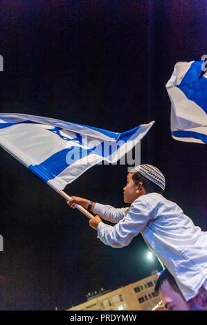 Israele, Tel Aviv - 1 Ottobre 2018: Simchat torah festa su Kikar Rabin. Questa importante festa ebraica celebra e segna la conclusione del ciclo annuale di Torah pubbliche letture, e l inizio di un nuovo ciclo (Michael Jacobs/Alamy live news) Credito: Michael Jacobs/Alamy Live News Foto Stock